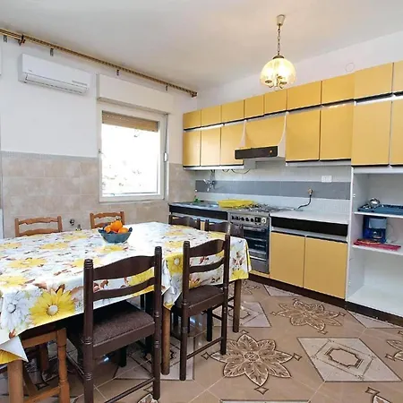 In Near Gortan Cove Apartment