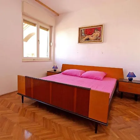 In Near Gortan Cove Apartment