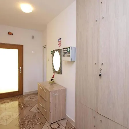 In Near Gortan Cove Apartment